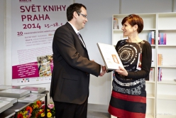Ředitelka CČČD předala ocenění Cena beletrie pro děti a mládež  za rok 2013, a to zástupci nakladatelství Cooboo. 